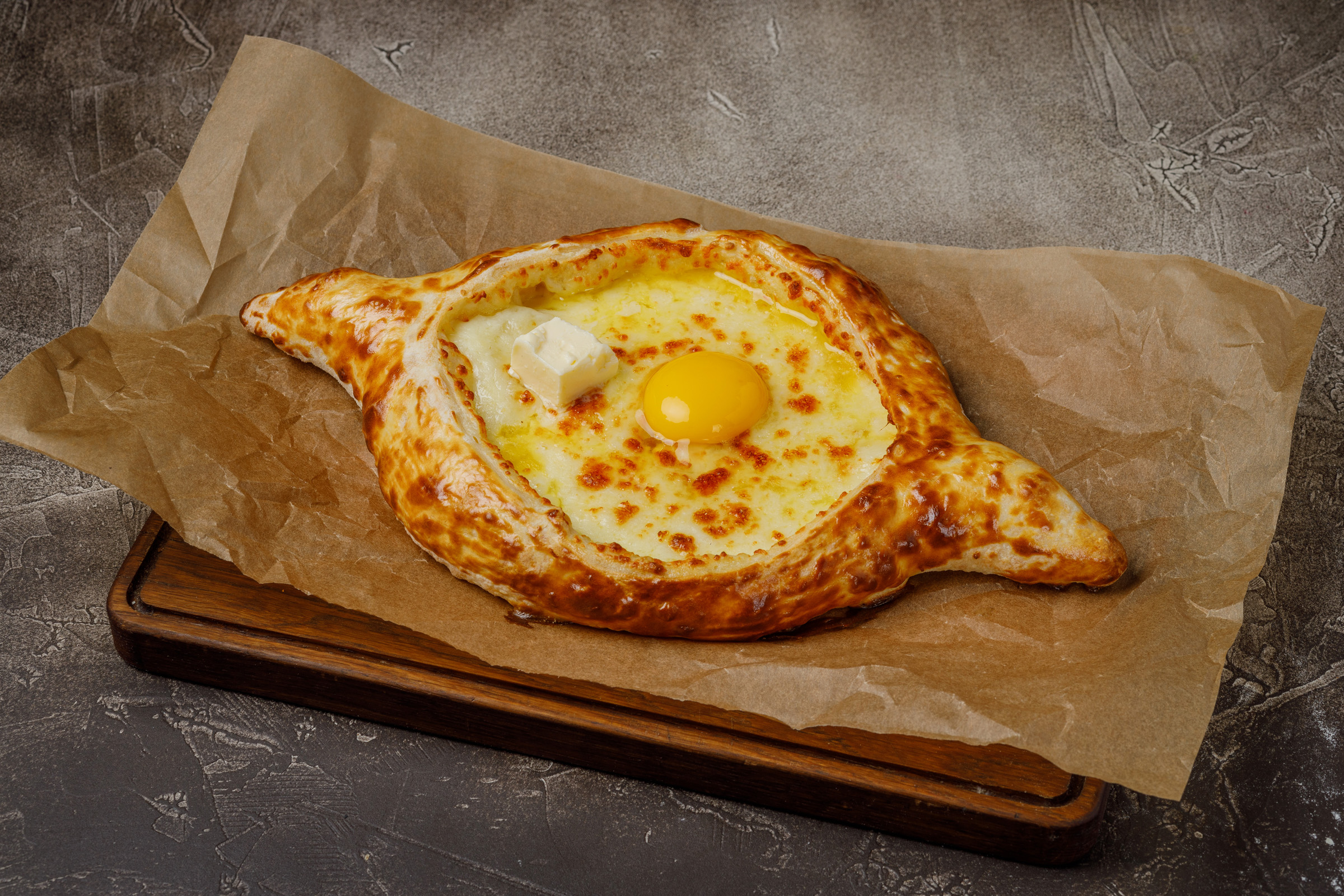 Хачапури по-аджарски — лодочка с сыром сулугуни и яйцом