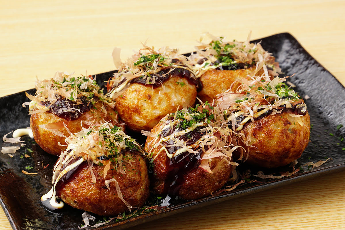 Такояки — шарики из теста с осьминогом, соус и бонито